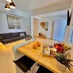 La Vie Est Belle Luxury With Jacuzzi 1