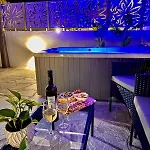La Vie Est Belle Luxury With Jacuzzi 1