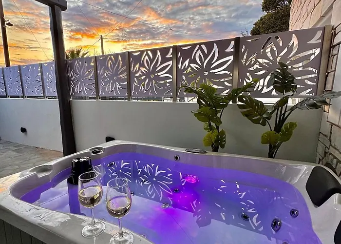 La Vie Est Belle Luxury With Jacuzzi 1