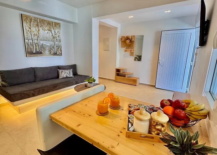 La Vie Est Belle Luxury With Jacuzzi 1