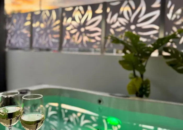 La Vie Est Belle Luxury With Jacuzzi 1