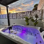 La Vie Est Belle Luxury With Jacuzzi 1