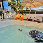 דירה La Vie Est Belle Luxury With Jacuzzi 1 *