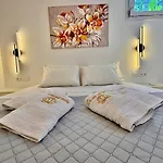 La Vie Est Belle Luxury With Jacuzzi 1 *