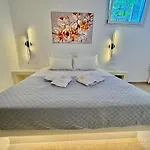 La Vie Est Belle Luxury With Jacuzzi 1 דירה
