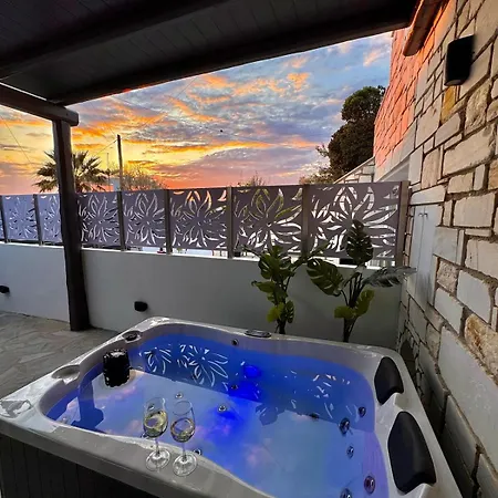 La Vie Est Belle Luxury With Jacuzzi 1 *
