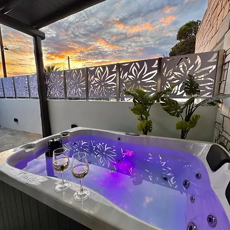 La Vie Est Belle Luxury With Jacuzzi 1