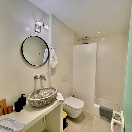 Apartment La Vie Est Belle Luxury With Jacuzzi 1
