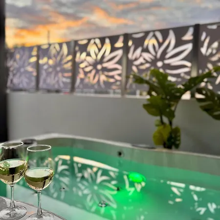 La Vie Est Belle Luxury With Jacuzzi 1