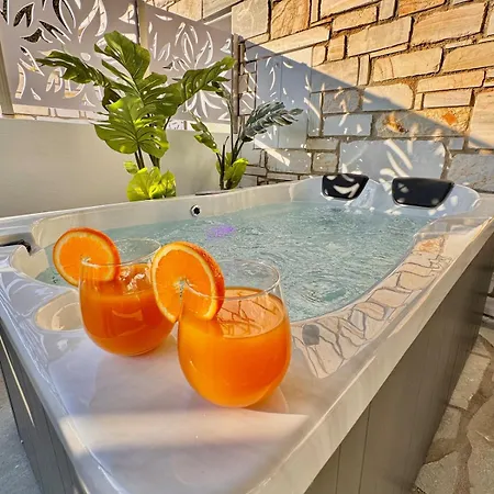 Apartment La Vie Est Belle Luxury With Jacuzzi 1