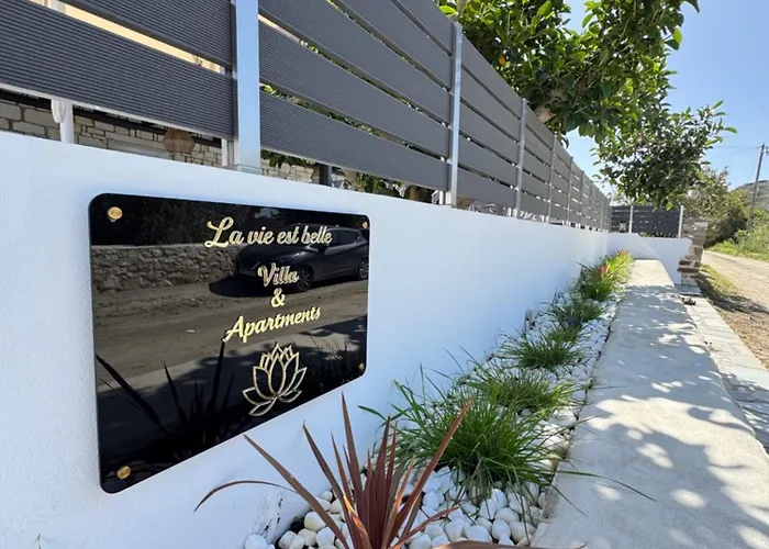 La Vie Est Belle Luxury With Jacuzzi 1 Apartmán Pounda