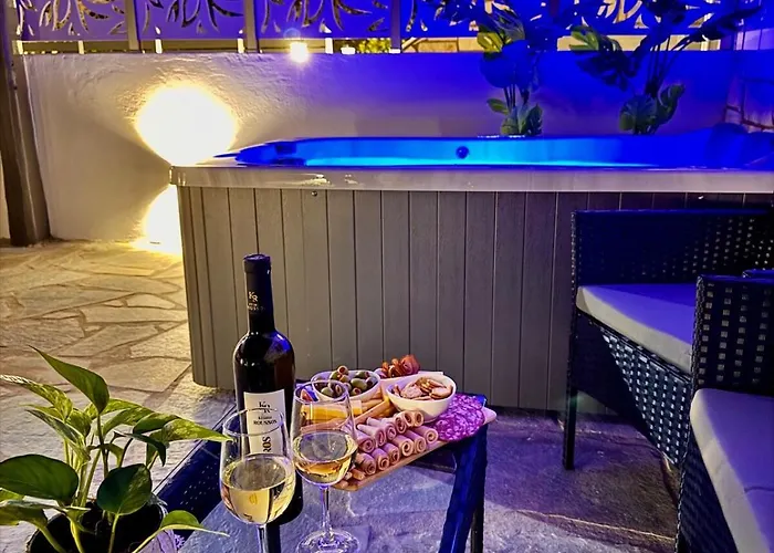 La Vie Est Belle Luxury With Jacuzzi 1